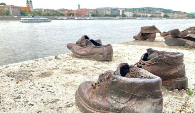 Proč stojí na břehu Dunaje v Budapešti šedesát párů staromódních bot