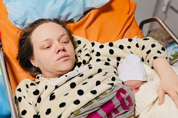 "Věříme ve vítězství, znamená to jméno": Dívka vyfotografovaná na pozadí porodnice v Mariupolu porodila. Jaké jméno dostalo dítě