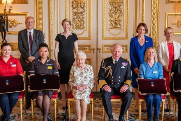 "Ach, jsi ještě naživu": Královna Alžběta se setkala se zdravotní sestrou, která zavedla první vakcínu proti viru na světě