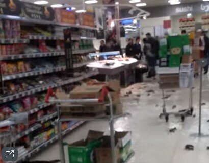 Ryby plavou po podlaze celého supermarketu: očití svědci natočili dění na kameru