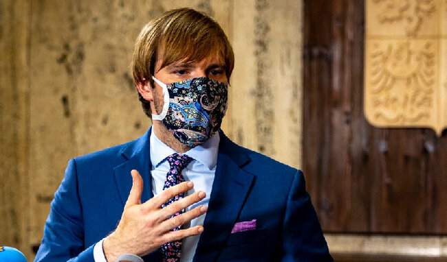 Počty nakažených jsou vysoké. "Od čtvrtka se zavádí plošné nošení roušek ve vnitřních prostorách": Adam Vojtěch