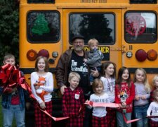 Dědeček koupil školní autobus — a teď sám vozí do školy 10 svých vnoučat