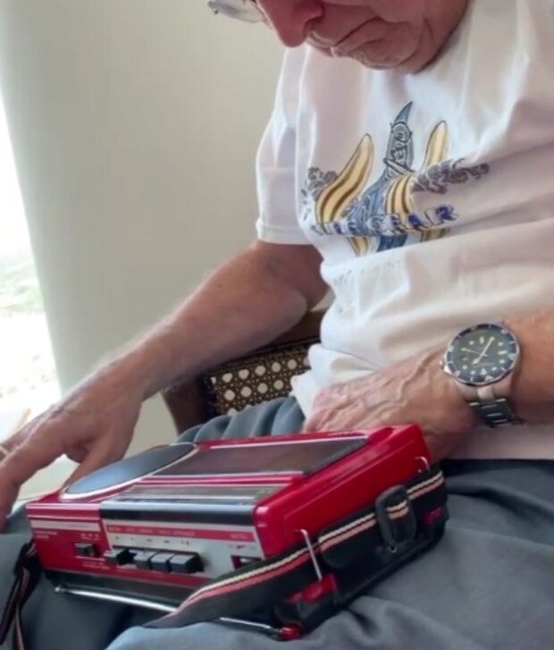 85letý muž našel audiokazetu. Foto: snímek obrazovky YouTube