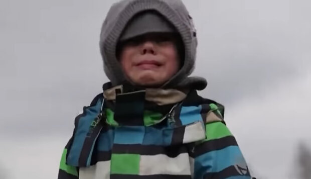 "Nevěděla jsem, jak všechno vměstnat do jedné fotky": Záběry  s ukrajinským chlapcem, plačícím na kontrolním stanovišti, obletěly svět