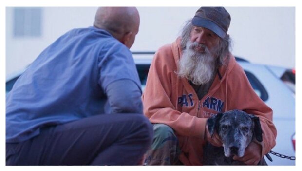Veterinář léčí psy, kteří žijí s lidmi bez domova. Zdarma jim pomáhá
