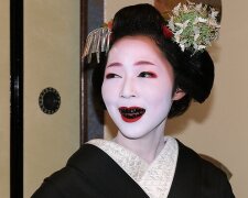 Černé zuby, dokreslené žíly a srostlé obočí: normy krásy z dob minulých, ze kterých vám budou vlasy stát hrůzou