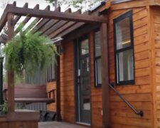 Tento zdánlivě malý a stísněný domeček z kamionu se skleníkem má veškeré vybavení pro pohodlný život