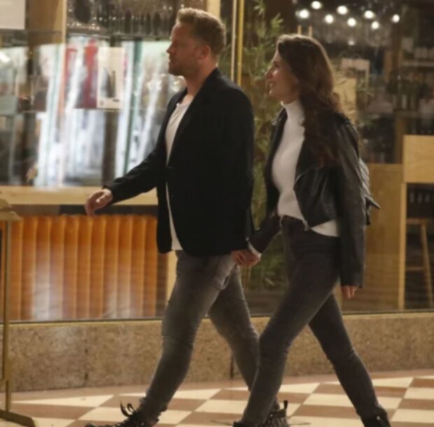 Sara Sandeva a Jakub Prachař. Foto: snímek obrazovky blesk.cz