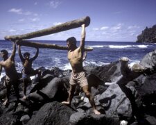 Šest chlapců strávili více než rok na neobývaném ostrově a přežili