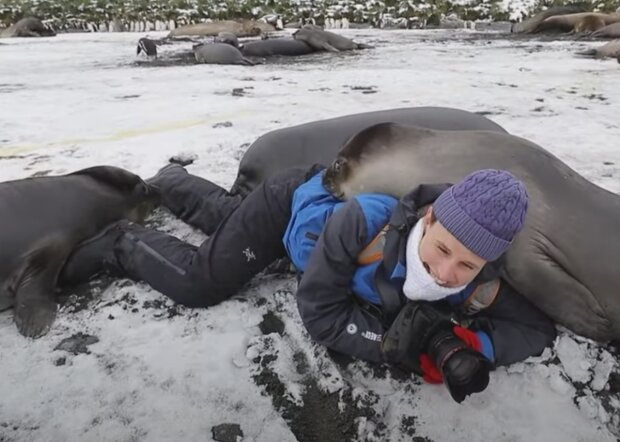 Žena a tuleň. Foto: snímek obrazovky YouTube
