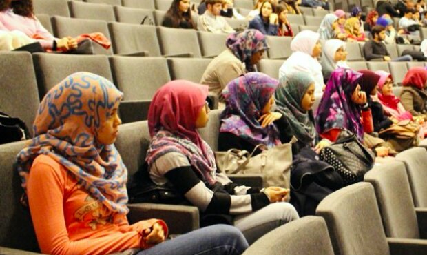 Soud umožnil studentce pražské školy nosit hidžáb ve třídě
