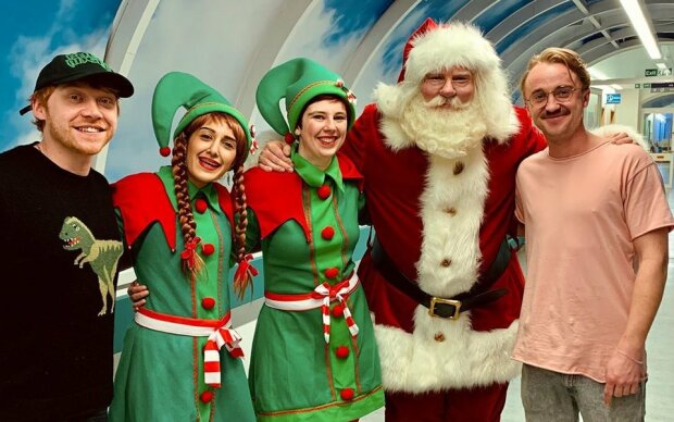 Kouzelní Santy: Herci s "Harryho Pottera" Tom Felton a Rupert Grint uspořádali oslavu Vánoc v dětské nemocnici