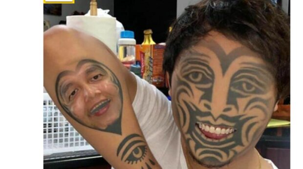 Lidé se mění obličeji se svým vlastním tetováním a dívají se na sebe z kůže
