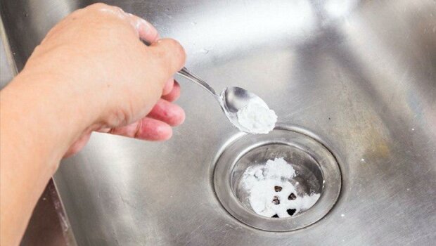 Co se stane, když nasypete sůl do odpadu umyvadla a zalijete ji vařící vodou