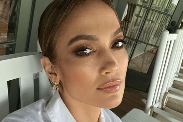 "Něco s ní není v pořádku": Proč Jennifer Lopez se objevila na veřejnosti bez make-upu a vyvolala kontroverze na internetu