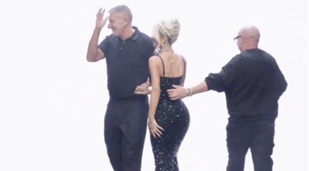 Je těžké být ikonou: Kim Kardashian v šatech na zakázku od Dolce & Gabbana rozesmívá web