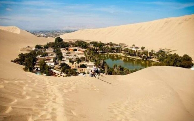 Zázrak v poušti: lidé postavili město kolem malého jezera v poušti