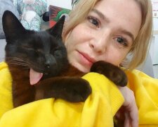 Kocour Zimes vypadá, jako kdyby ho přitiskli a zapomněli pustit, však to nebrání tomu, aby jeho panička ho milovala