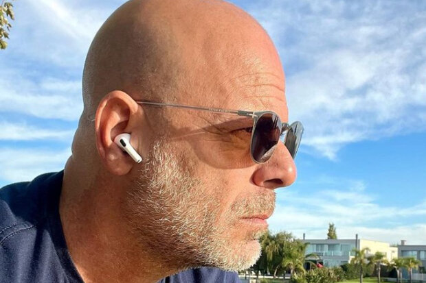 "Herec pokračoval v práci po lékařské diagnóze": Díky Bruce Willisovi dostaly příležitost pracovat tisíce lidí
