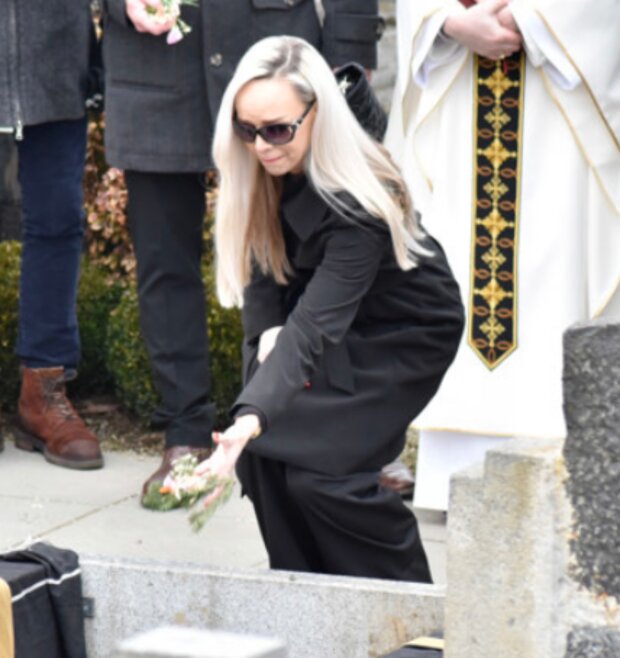 Poslední rozloučení se zpěvačkou Naďou Urbánkovou. Foto: snímek obrazovky extra.cz