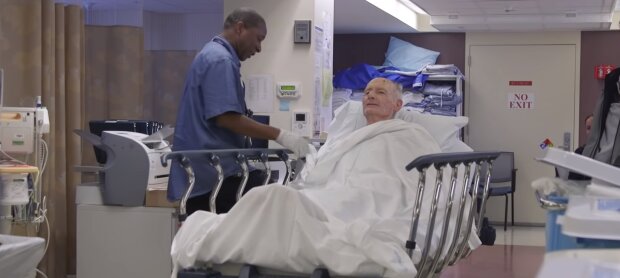 Obyčejný sanitář našel způsob, jak podpořit pacienty, kteří jdou na operaci a stal se hrdinou