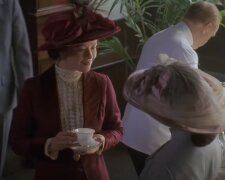 "Klobouky se nenosí, ale sukně a boty se vrátí": Móda se změnila za 100 let, ale existují věci, které jsou relevantní i nyní