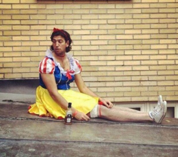 Lidé v podivném oblečení. Foto: snímek obrazovky clutch