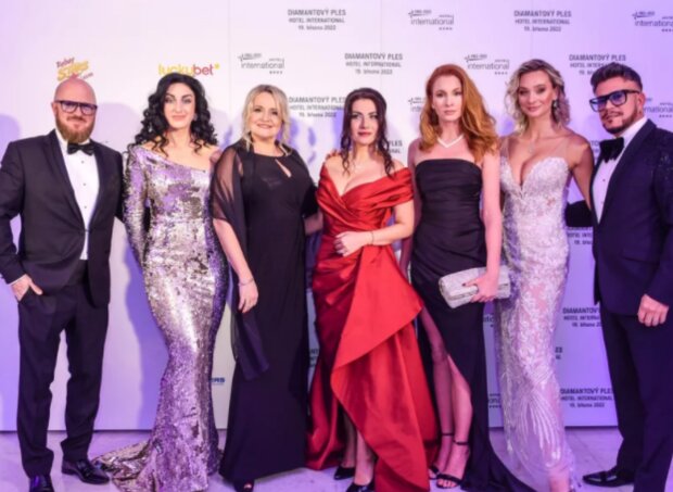 Celebrity na plese. Foto: snímek obrazovky blesk.cz