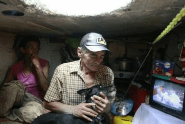 Manželé z Kolumbie už přes dvacet let žijí v kanalizaci