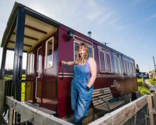 Za 89 dní 47letá Emma postavila dům z odpadků: Britka se naučila vydělávat peníze pronajímáním neobvyklého bydlení