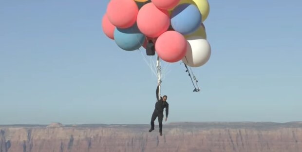 David Blaine odletěl do nebe pomocí balónků