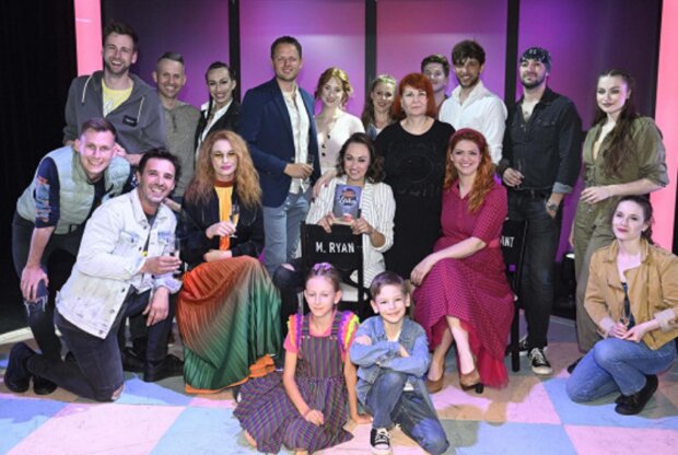 Uljana s celým muzikálovým obsazením. Foto: Snímek obrazovky super.cz