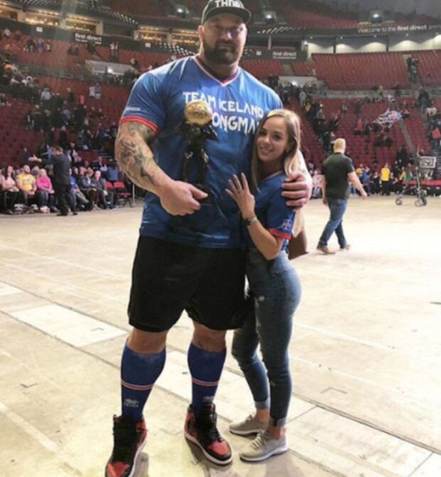 Haftor Björnsson a Kelsey Henson. Foto: snímek obrazovky laykni.com