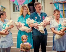 Žena porodila pět dětí, manžel se nedokázal s tím vypořádat a opustil rodinu