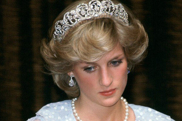 Zvláštní detail obrazů: Proč princezna Diana nosila spojky blízko hrudníku