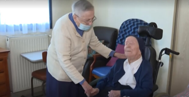 "V sedm ráno mě vyzvednou, dají mi snídani": Nejstarším člověkem na světě je 118letá Francouzská jeptiška