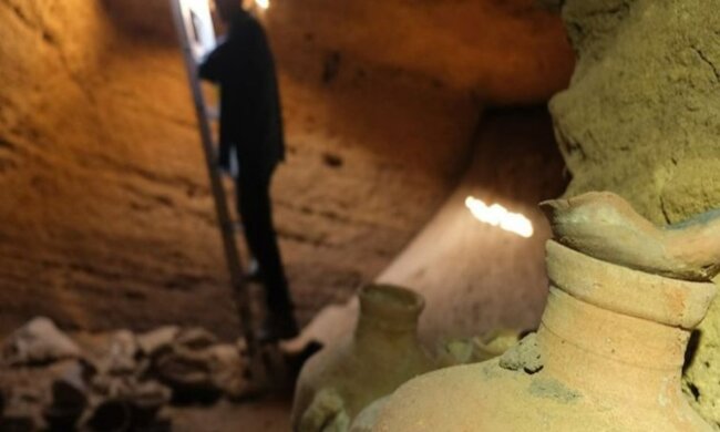 V Izraeli nalezena jeskyně zapečetěná před 3300 lety: její poklady jsou stejně staré jako Ramses II