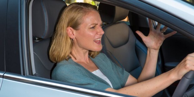 Ženy se za volantem častěji hněvají než muži. Studie