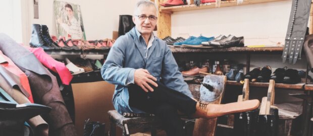 Zvláštní boty: muž vytvořil boty velikosti sedmdesát pět, pro udržení sociální vzdálenosti