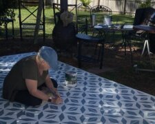 Žena se rozhodla změnit malé nádvoří a proměnila ho na útulnou odpočinkovou zónu