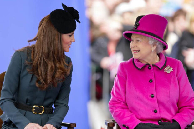 Na internetu se objevily záběry potvrzující zvláštní vztah Kate Middletonové a Alžběty II.: "Nevěděla jsem, co dát královně jako dárek"