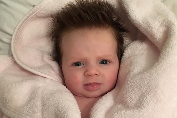 "Je to běžná reakce na novorozené dítě s hustými vlasy": Jak žije holčička, jejíž vlasy od 5 měsíců je třeba sušit vysoušečem vlasů