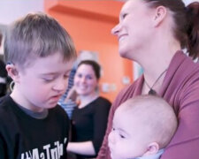 "Je to můj záblesk světla": osamělý muž přijímá zvláštní dívku ze sirotčince