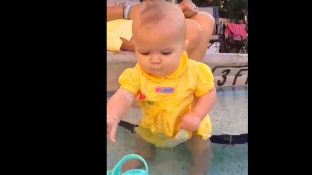 Půlroční holčička spadla do vody a její matka na to absolutně nereagovala: měla k tomu pádný důvod