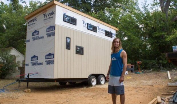 Vynalézavý student, aby vůbec neplatil kolej, postavil si dům