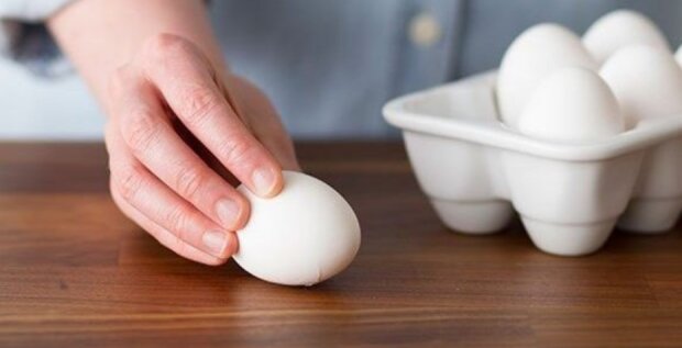 Rozbiti vejce není tak snadné, jak se zdá. Jen málokdo ví jak to udělat správně