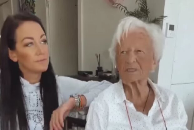 Agáta Hanychová s babičkou. Foto: snímek obrazovky YouTube