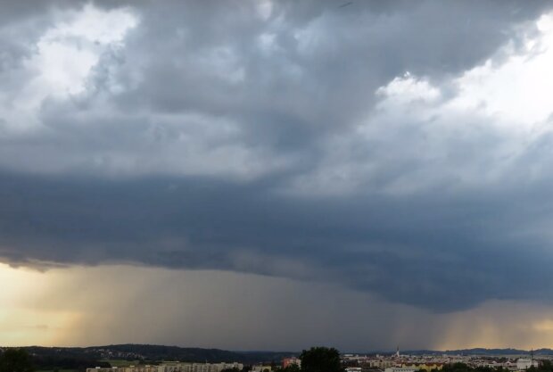 Silné bouřky a vydatný déšť: Meteorologové zveřejnili předpověď počasí na aktuální týden a řekli, kdy přijdou tropické teploty