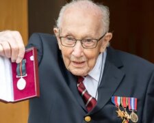 "Slaví skvělé": kapitán Tom Moore, který pro britské lékaře shromáždil desítky milionů liber, slaví své sté výročí