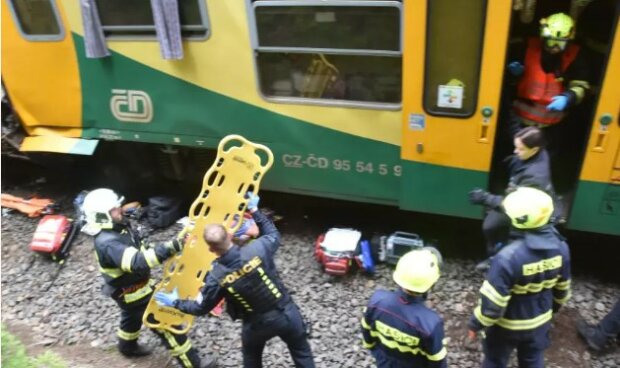 Stalo znamo o možné příčině incidentu na železnici u Karlových Varů: jeden ze strojvedoucích byl zadržen